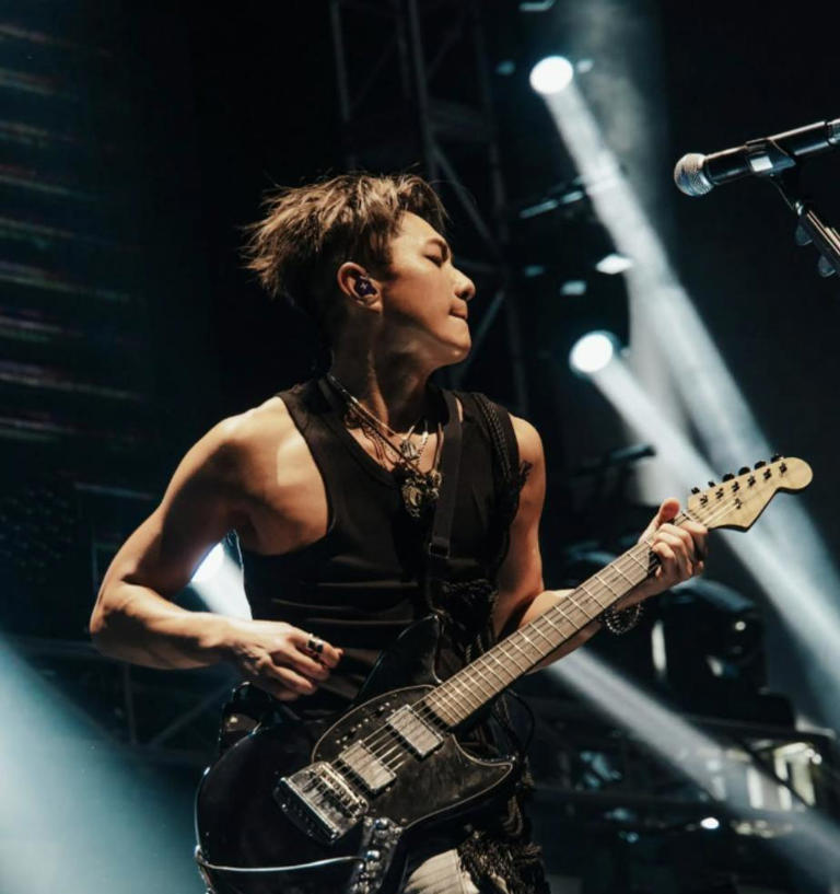 香港海味铺太子爷放弃继承家业，签约英皇做歌手，不善经商被劝退