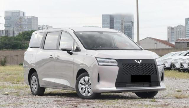 五菱星光730：大七座家用MPV的新选择，手动挡与自动挡如何抉择？