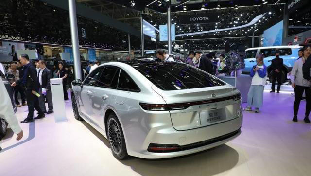 兼具豪华与舒适，动力平顺油耗低，皇冠（进口）怎么选划得来？