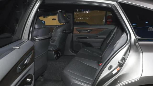 兼具豪华与舒适，动力平顺油耗低，皇冠（进口）怎么选划得来？