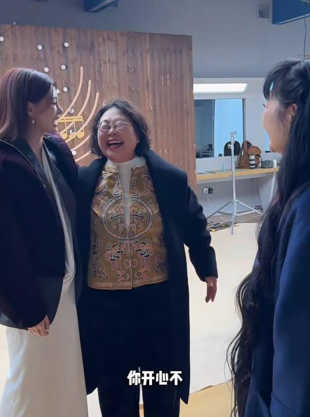 沈梦辰带婆婆追星殷秀梅，涛妈称呼儿媳为小棉袄，婆媳俩略显生疏