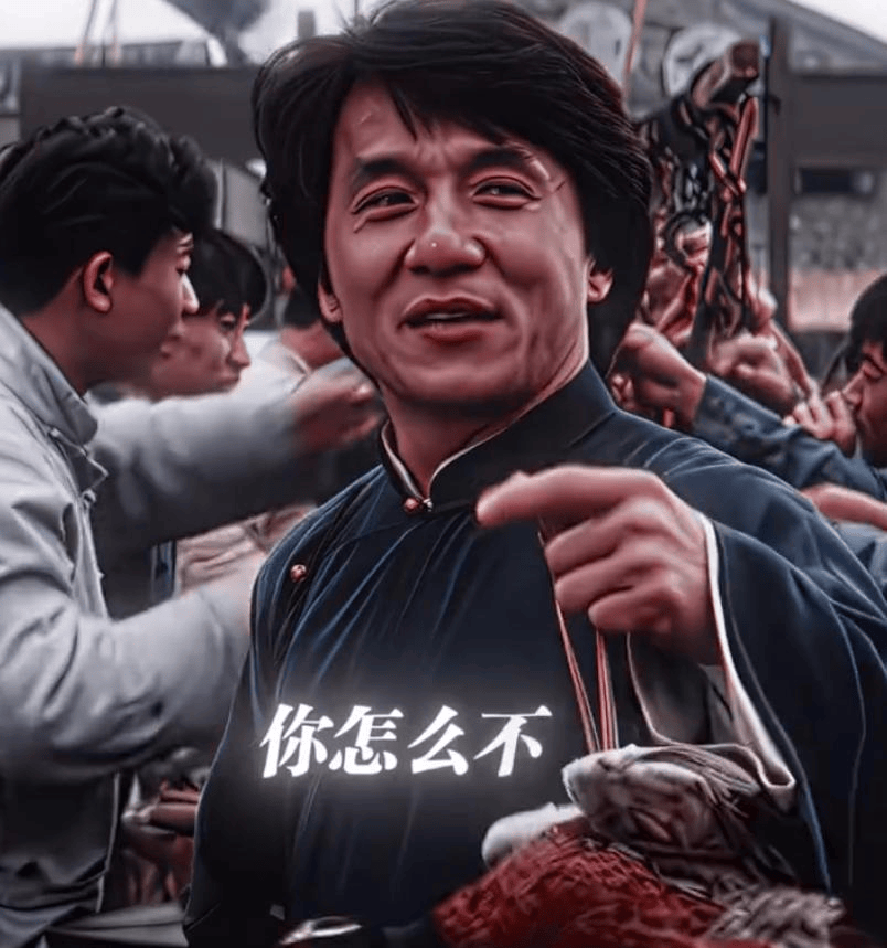 72岁成龙近况曝光，走路姿势隐藏伤病，半蹲与粉丝合影没架子