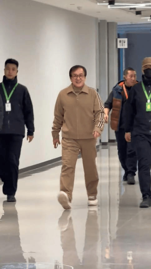 72岁成龙近况曝光，走路姿势隐藏伤病，半蹲与粉丝合影没架子