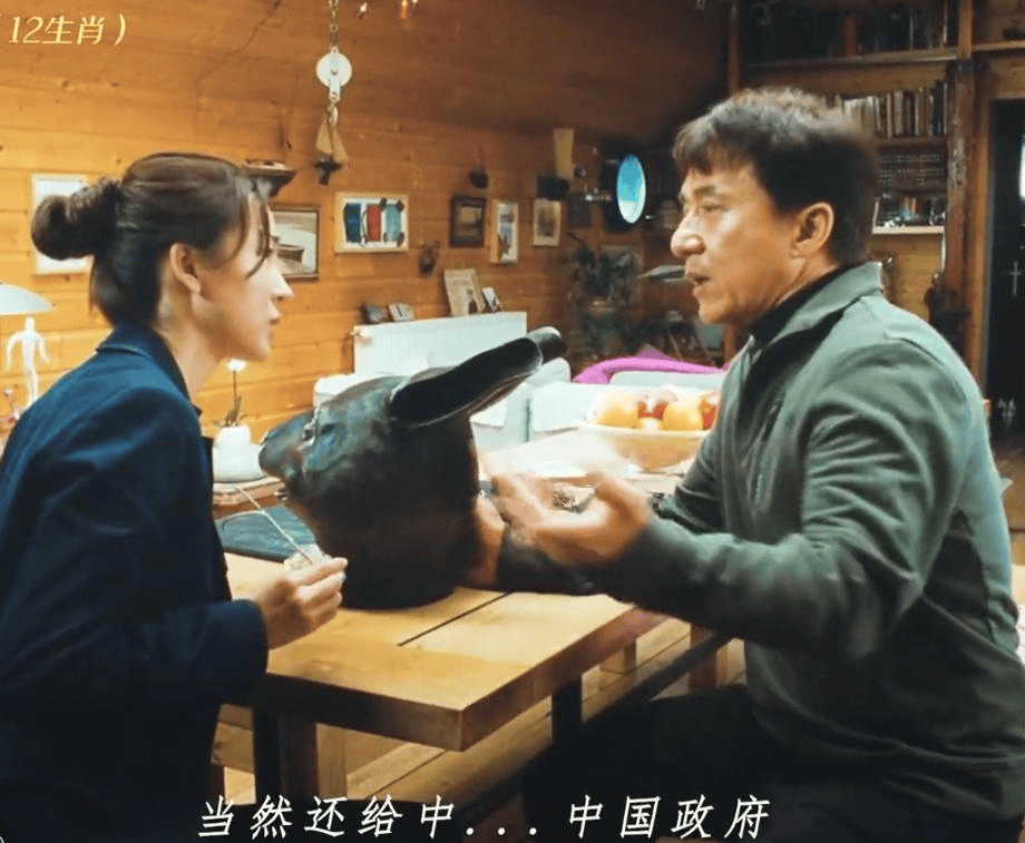 72岁成龙近况曝光，走路姿势隐藏伤病，半蹲与粉丝合影没架子