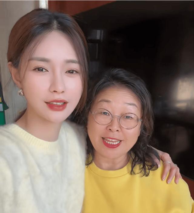 沈梦辰化身“追星搭子”，涛妈见殷秀梅秒变小粉丝
