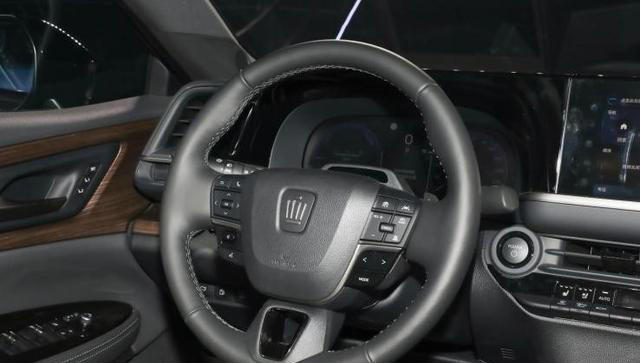 兼具豪华与舒适，动力平顺油耗低，皇冠（进口）怎么选划得来？