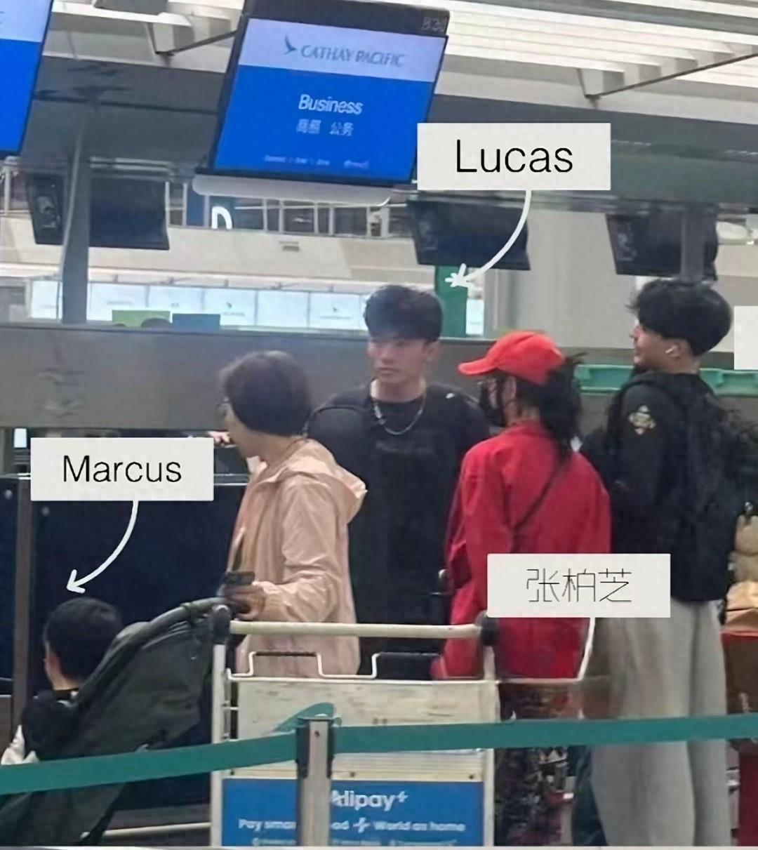 张柏芝带大儿子逛宜家，Lucas插兜气质超像谢霆锋 母子俩像同龄人