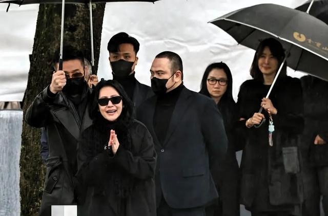 大S周年祭成闹剧，雕像四不像，S妈犯“戏瘾”，众人墓地哈哈大笑