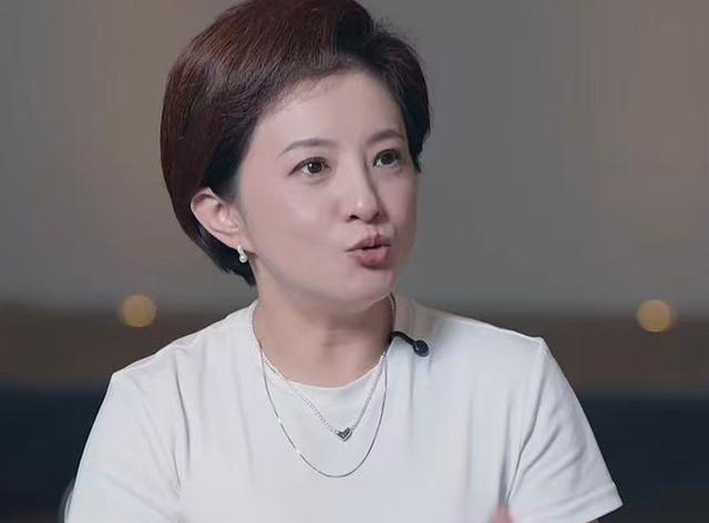 45岁金铭现状曝光，住着豪宅不婚不育，曾被贾静雯破口大骂