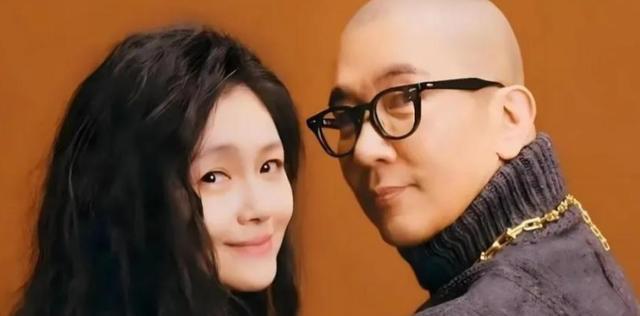 大S周年祭成闹剧，雕像四不像，S妈犯“戏瘾”，众人墓地哈哈大笑