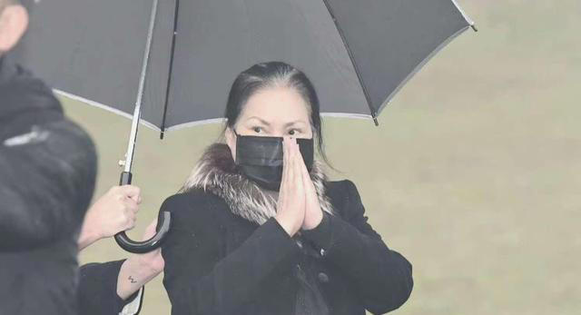 大S周年祭成闹剧，雕像四不像，S妈犯“戏瘾”，众人墓地哈哈大笑