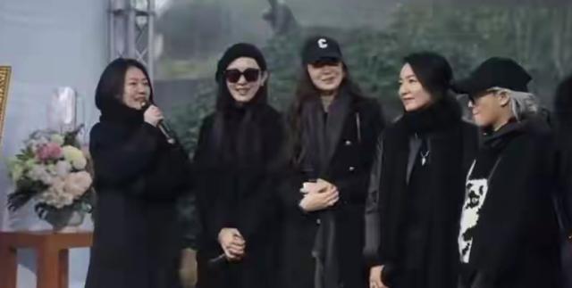 大S周年祭成闹剧，雕像四不像，S妈犯“戏瘾”，众人墓地哈哈大笑