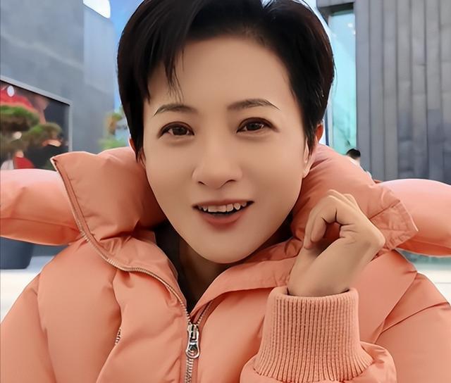 45岁金铭现状曝光，住着豪宅不婚不育，曾被贾静雯破口大骂