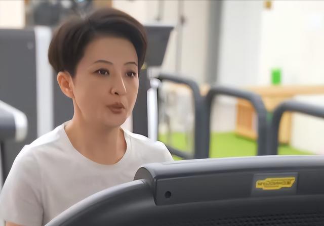 45岁金铭现状曝光，住着豪宅不婚不育，曾被贾静雯破口大骂