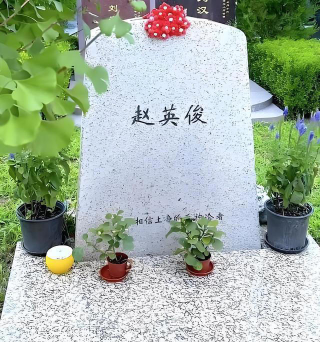 赵英俊忌日，薛之谦以一句“时光飞逝”完成祭奠，字字诛心