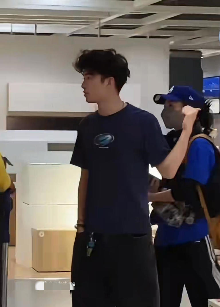 张柏芝带大儿子逛宜家，Lucas插兜气质超像谢霆锋 母子俩像同龄人