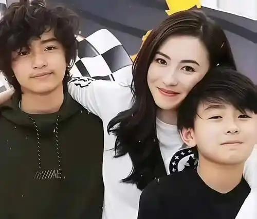 张柏芝带大儿子逛宜家，Lucas插兜气质超像谢霆锋 母子俩像同龄人