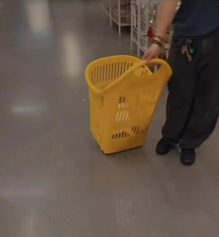 张柏芝带大儿子逛宜家，Lucas插兜气质超像谢霆锋 母子俩像同龄人