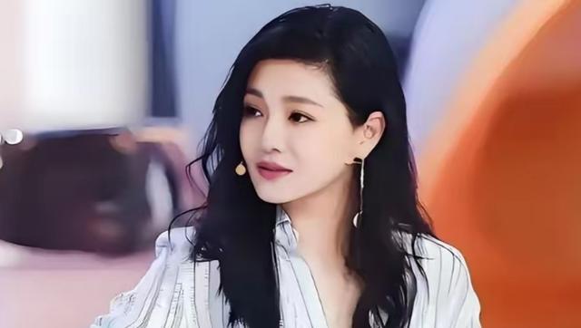 大S周年祭成闹剧，雕像四不像，S妈犯“戏瘾”，众人墓地哈哈大笑