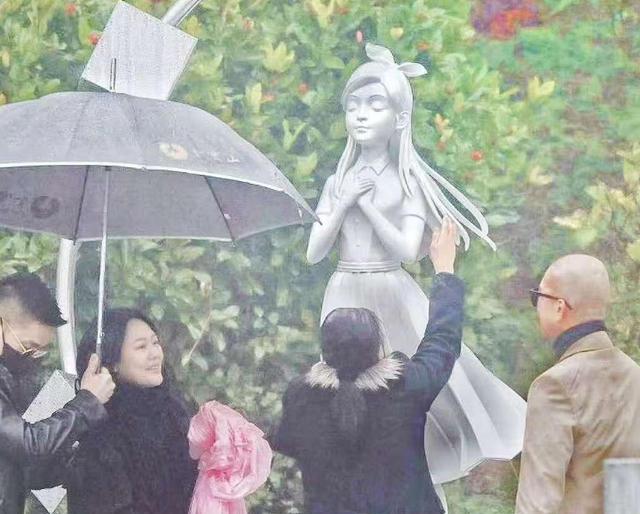 大S周年祭成闹剧，雕像四不像，S妈犯“戏瘾”，众人墓地哈哈大笑