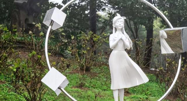 大S周年祭成闹剧，雕像四不像，S妈犯“戏瘾”，众人墓地哈哈大笑