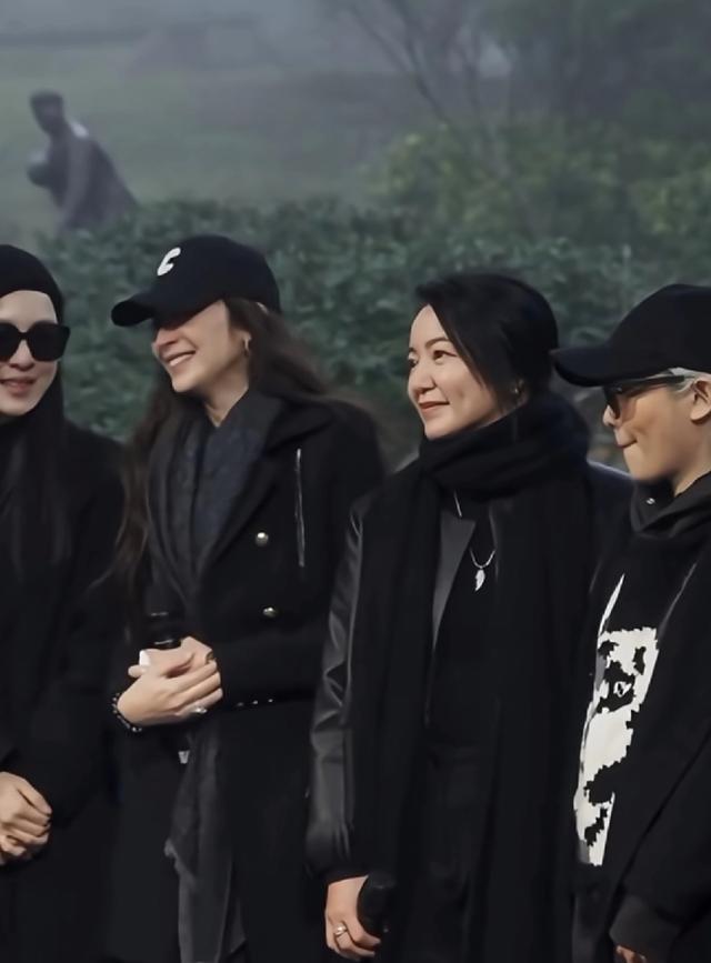 大S周年祭成闹剧，雕像四不像，S妈犯“戏瘾”，众人墓地哈哈大笑