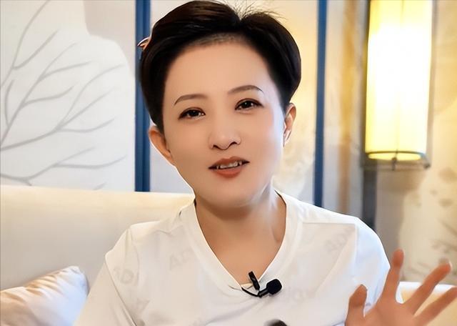 45岁金铭现状曝光，住着豪宅不婚不育，曾被贾静雯破口大骂