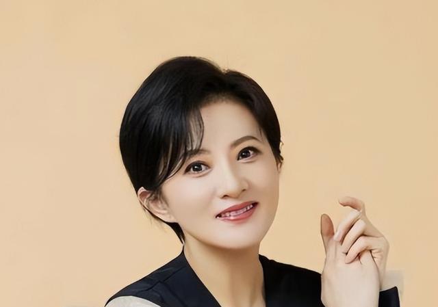 45岁金铭现状曝光，住着豪宅不婚不育，曾被贾静雯破口大骂