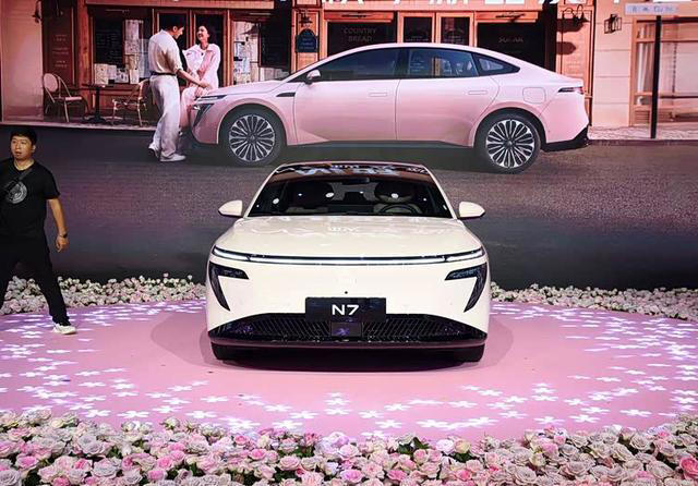 日产这次挺成功！4930mm车长，218马力起步，家用看着省心