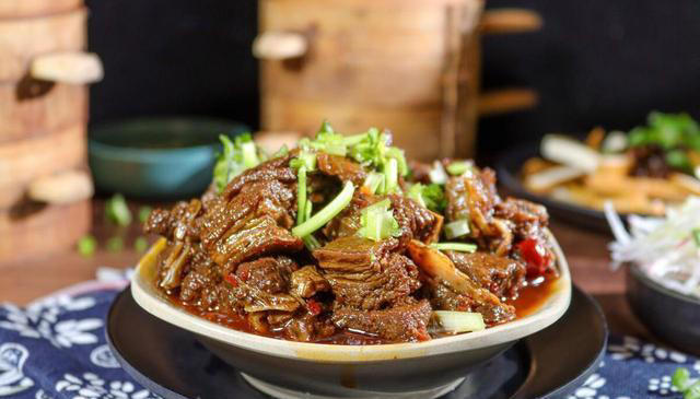 红烧羊肉这样做，色泽红亮，口感鲜美，深受食客的喜爱