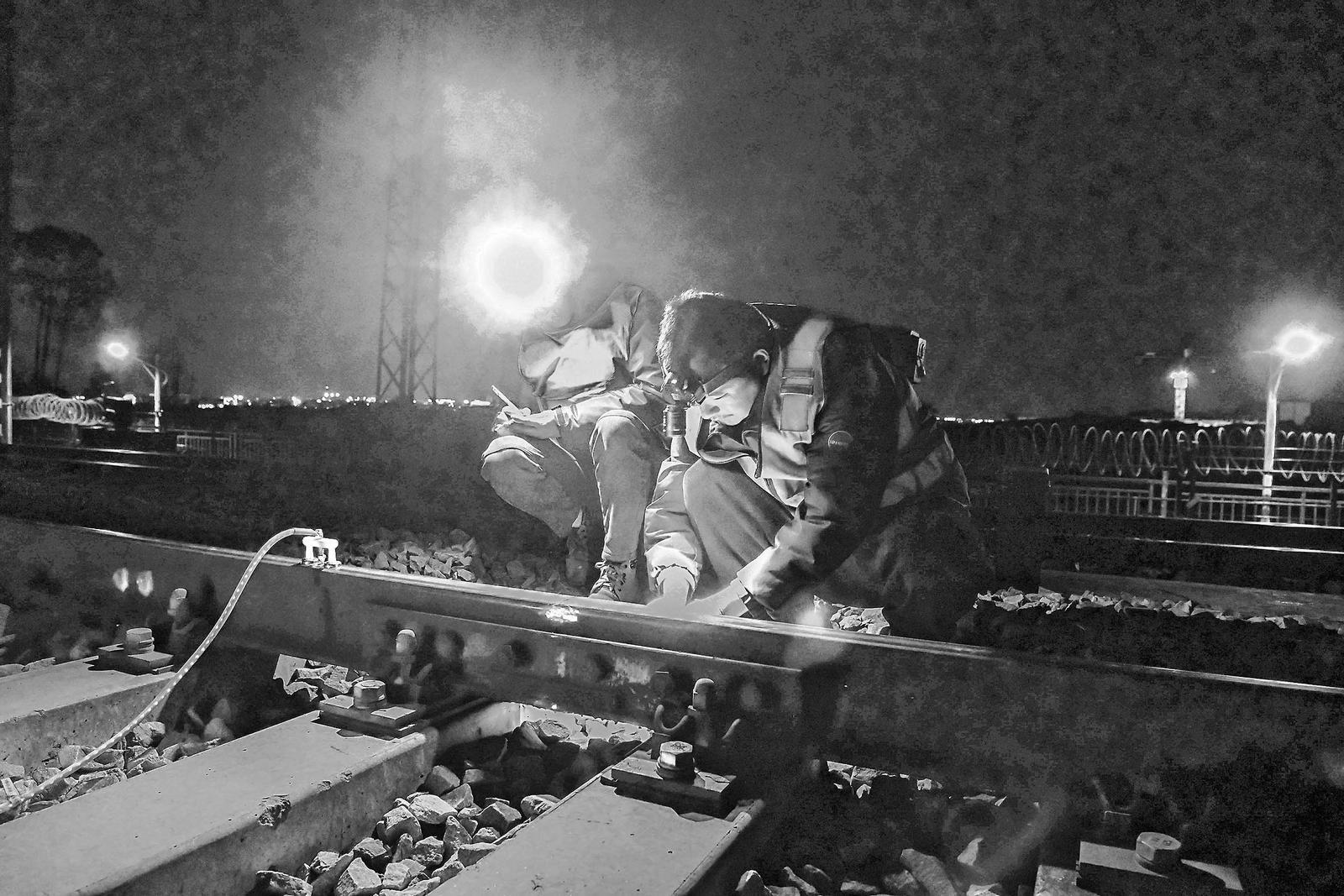 丽香铁路工作人员深夜检修铁道