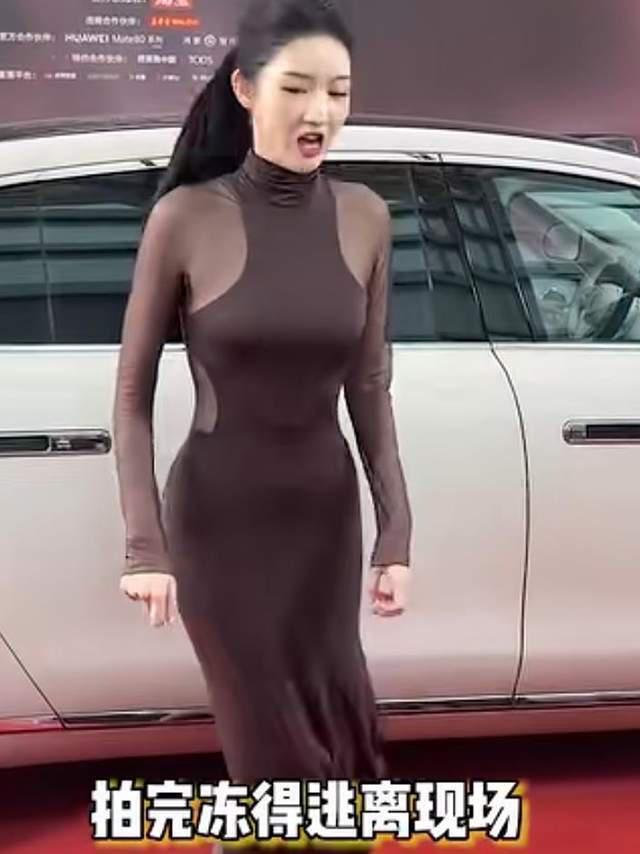 王玉雯穿透纱紧身裙亮相红毯冻得直哆嗦，直呼：太冷了