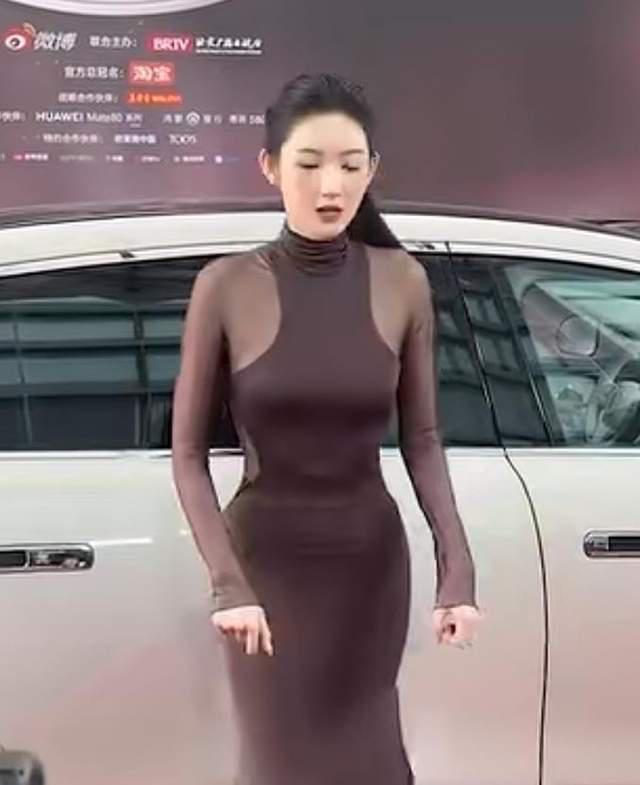 王玉雯穿透纱紧身裙亮相红毯冻得直哆嗦，直呼：太冷了