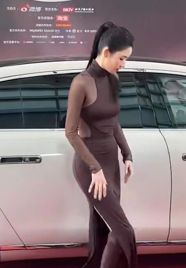 王玉雯穿透纱紧身裙亮相红毯冻得直哆嗦，直呼：太冷了