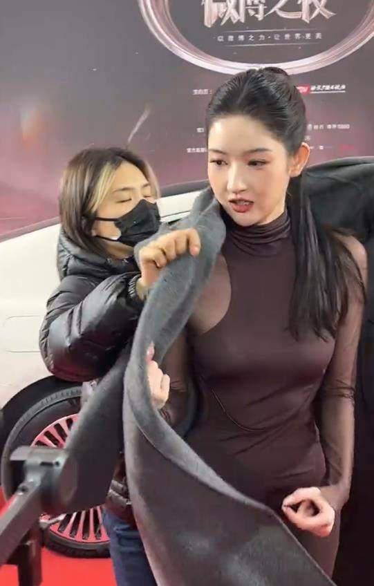 王玉雯穿透纱紧身裙亮相红毯冻得直哆嗦，直呼：太冷了