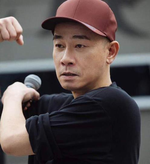 58岁陈小春改名陈泰铨正式上任，广东家乡迎来最接地气新变化