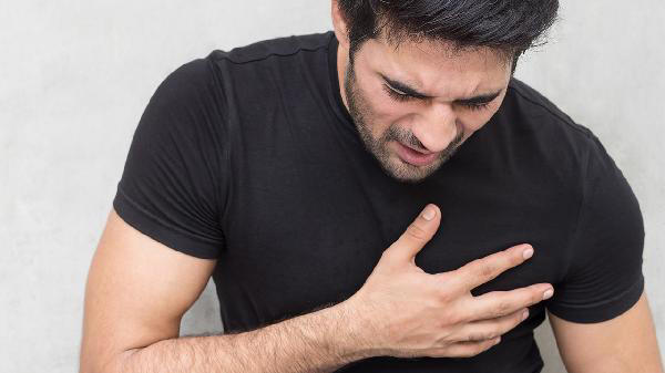 突发心梗，一个获救，一个猝离世！药师牢记心梗来时需要做几点