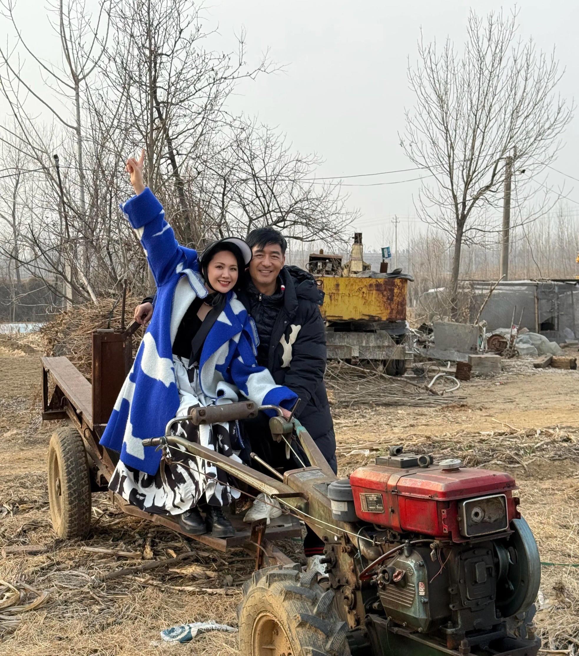 郭晓东穿军大衣回村程莉莎踩高跟逛田埂：这届明星回家土得有底气