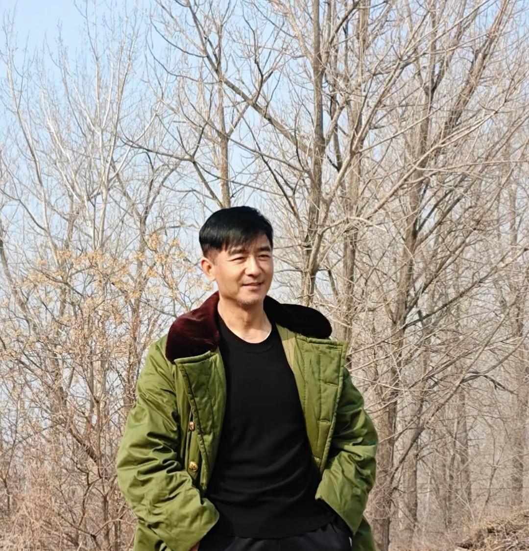 郭晓东穿军大衣回村程莉莎踩高跟逛田埂：这届明星回家土得有底气