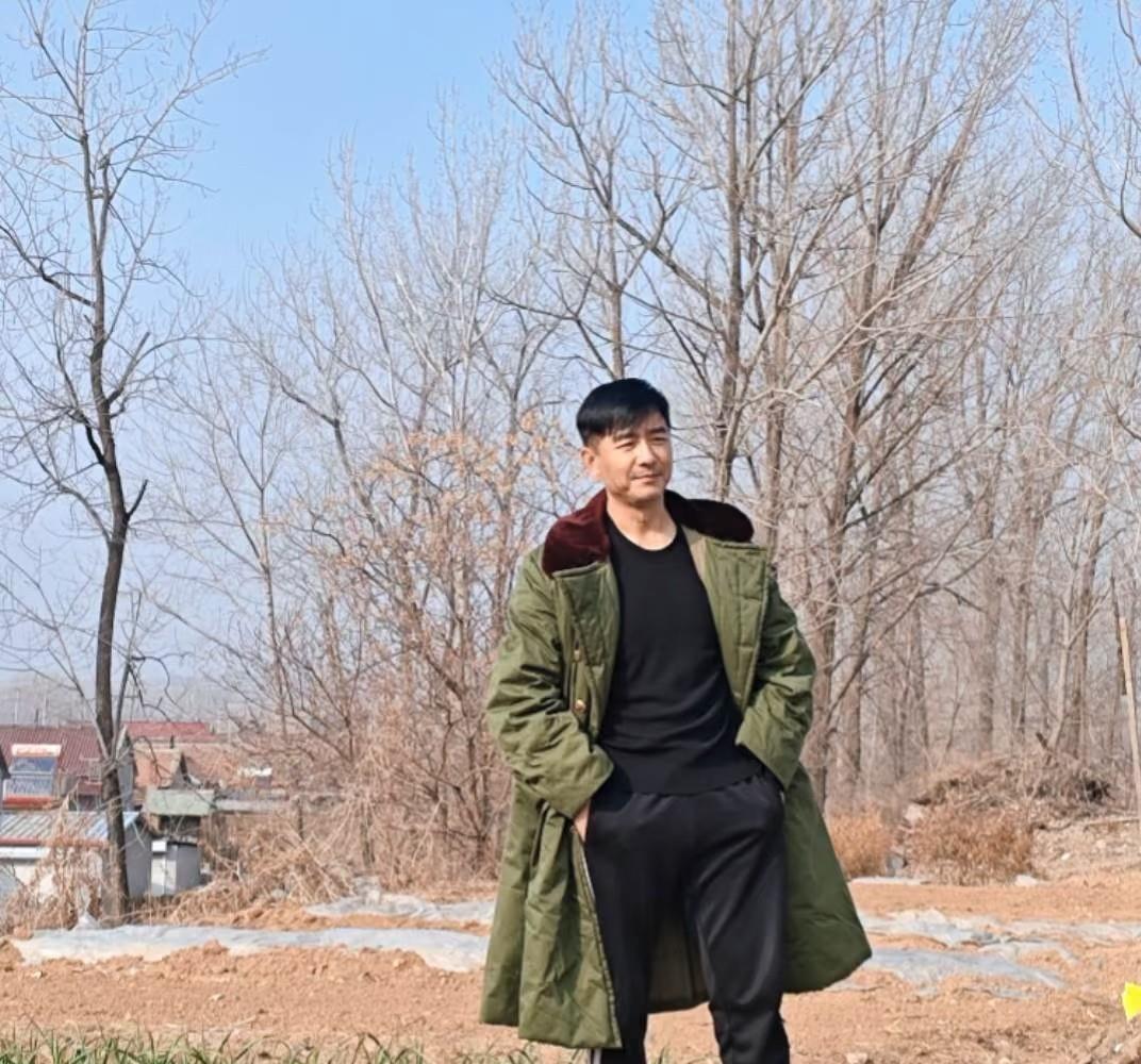 郭晓东穿军大衣回村程莉莎踩高跟逛田埂：这届明星回家土得有底气