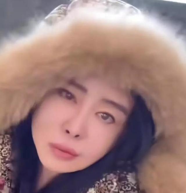 王祖贤素颜出镜爆红：三十年前善举意外曝光，网友为何被感动？