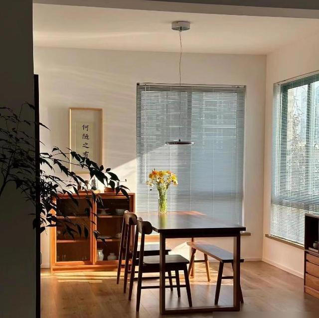 北京一位50岁阿姨的家走红了，全屋空无一物，连沙发都省了!