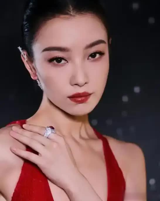 倪妮微博之夜穿红吊带裙光脚写真，37岁状态绝了！