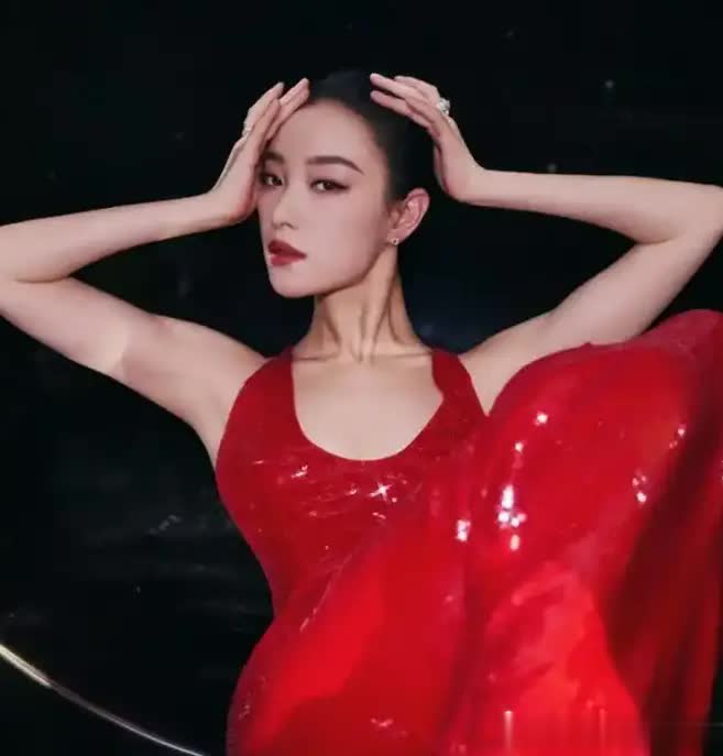 倪妮微博之夜穿红吊带裙光脚写真，37岁状态绝了！