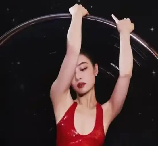 倪妮微博之夜穿红吊带裙光脚写真，37岁状态绝了！