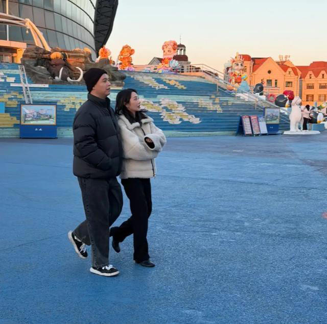 李纯夫妇逛海洋馆，马頔胖到没下巴戴线帽挺显老，夫妻被认成父女