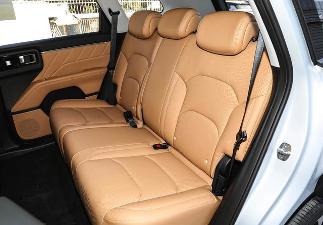 6万块的SUV具备的素养：轴距超2米8，配1.5T+四轮独悬，大厂打造