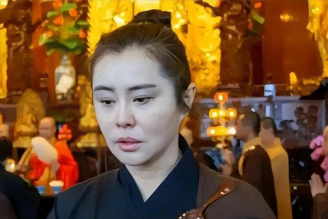 王祖贤素颜出镜爆红：三十年前善举意外曝光，网友为何被感动？