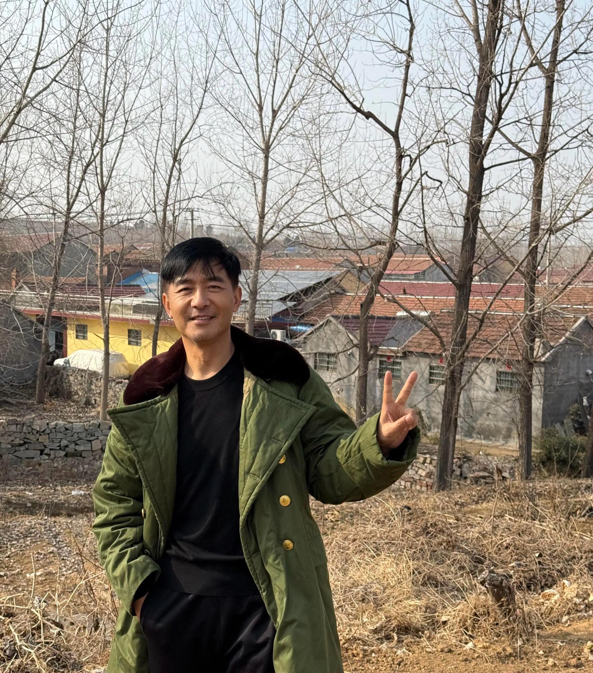 郭晓东穿军大衣回村程莉莎踩高跟逛田埂：这届明星回家土得有底气