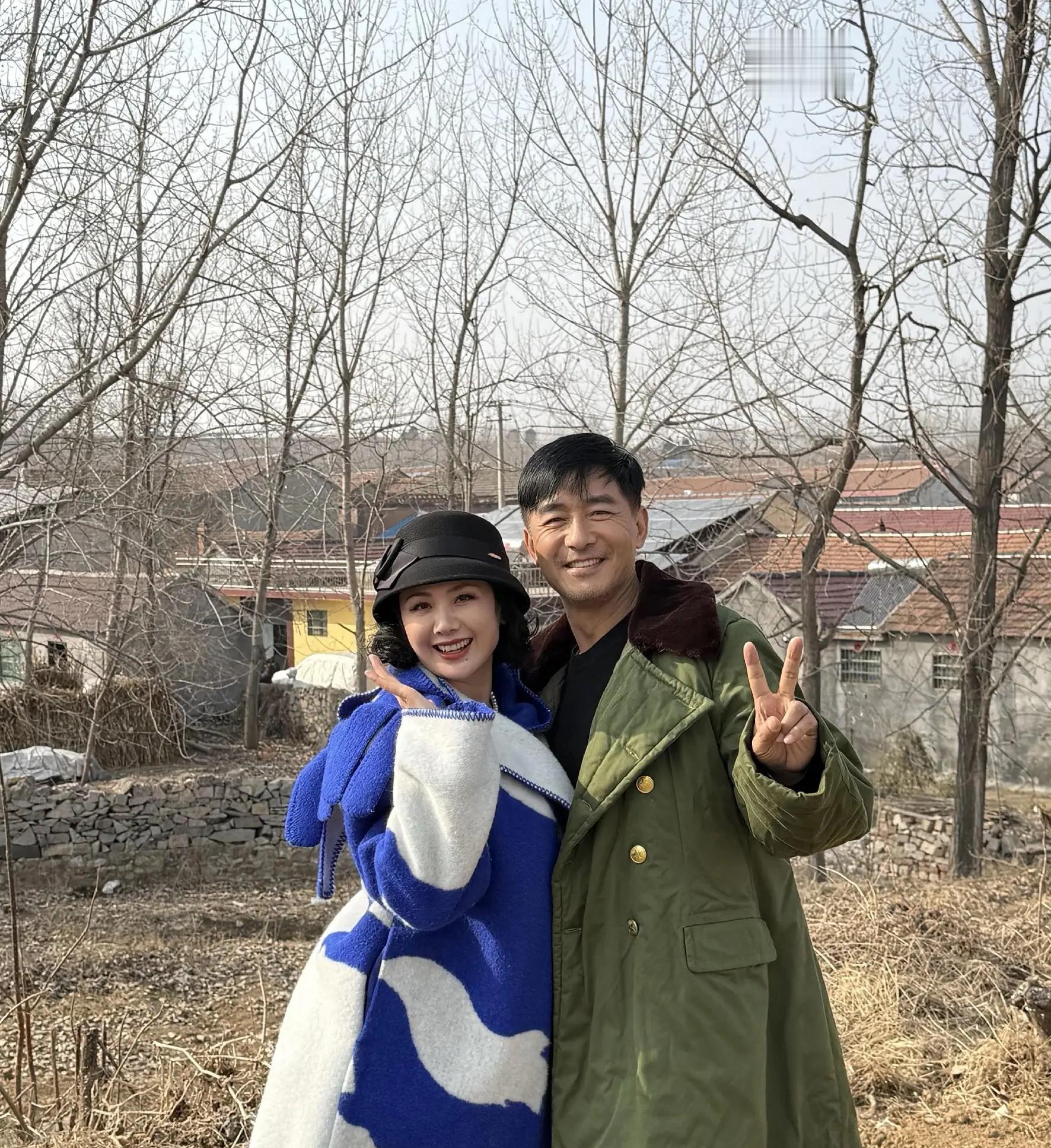 郭晓东穿军大衣回村程莉莎踩高跟逛田埂：这届明星回家土得有底气